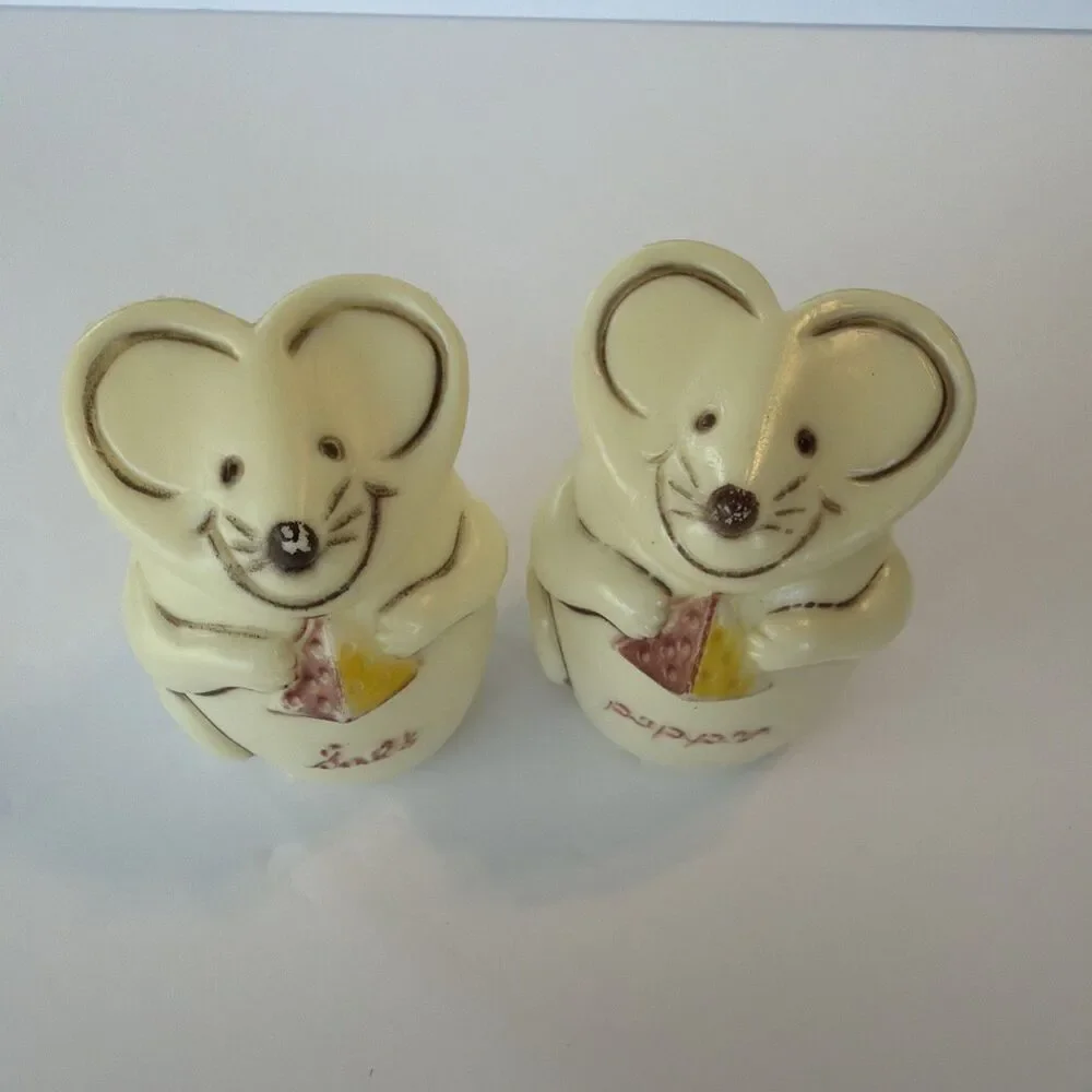 Vintage Blow Mold Style 70's Mouse Salt and Pepper Shakers Hong Kong 3.5